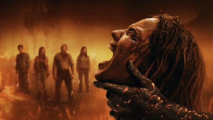 A MORTE DO DEMÔNIO: EM CHAMAS (2026) de SÉBASTIEN VANICEK -  o novo capítulo expande o universo da franquia, resgata o gore dos anos 80 e prova que o mal de Evil Dead vai muito além da cabana na floresta